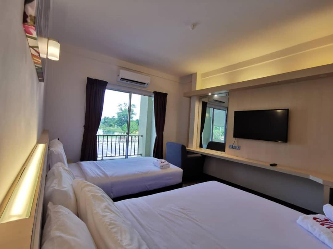 Serdang Lake View Resort Sungai Kechil Buitenkant foto