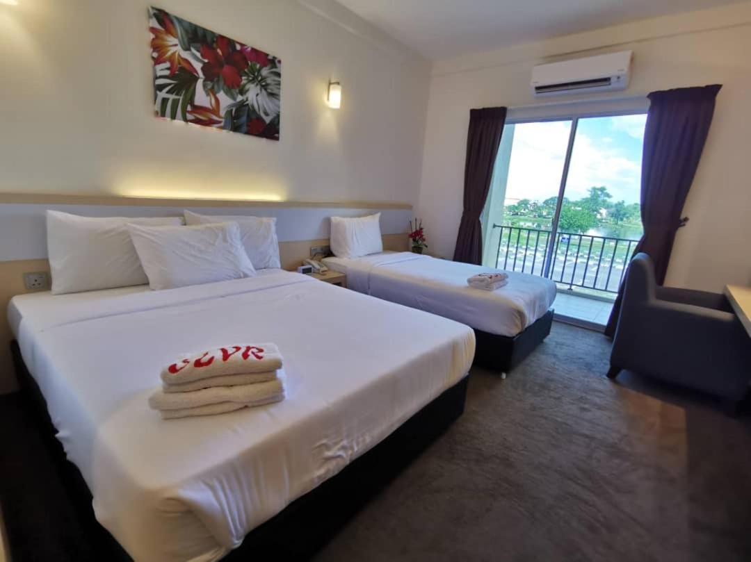 Serdang Lake View Resort Sungai Kechil Buitenkant foto